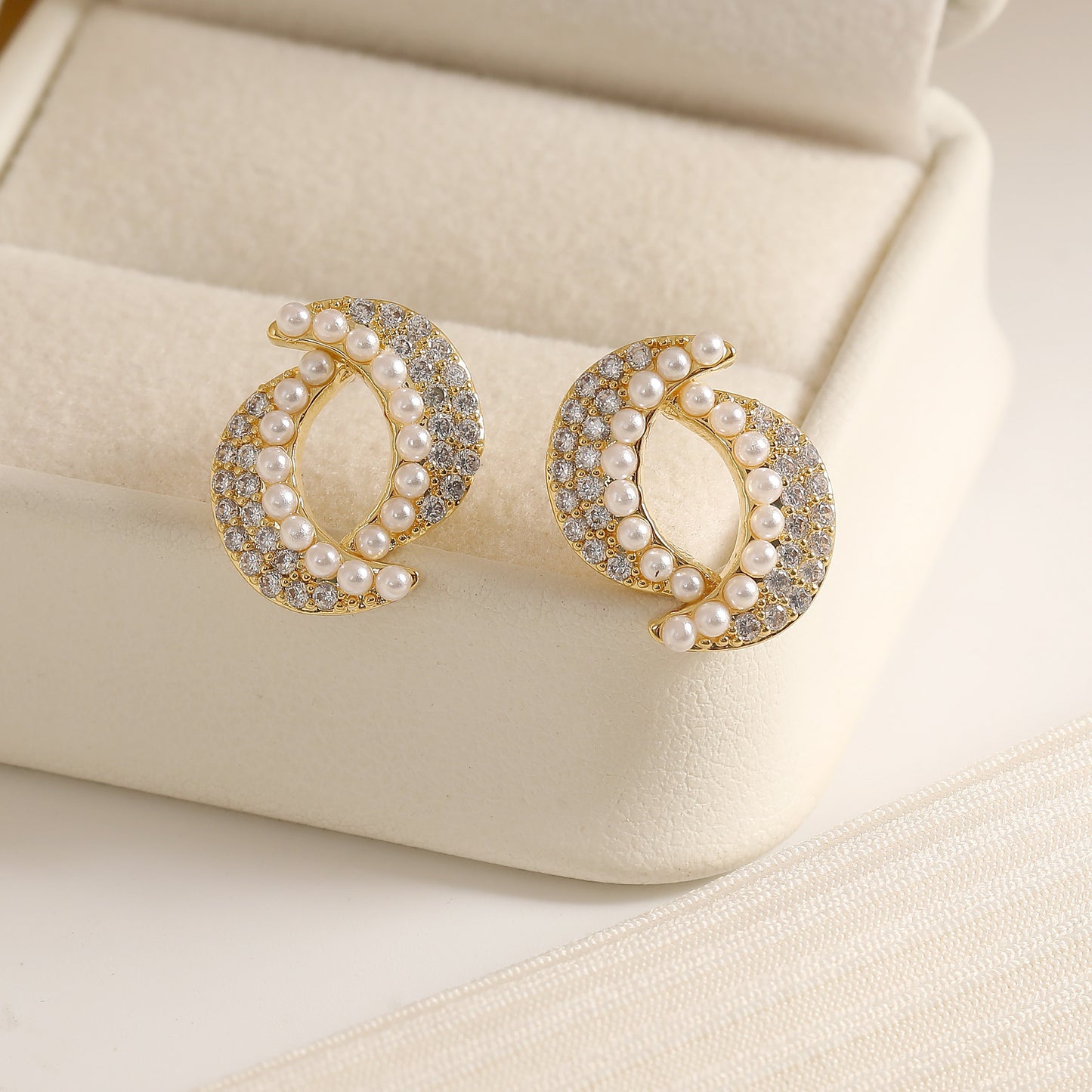 Light Luxury Exquisite Geometric Pearl Ear Studs